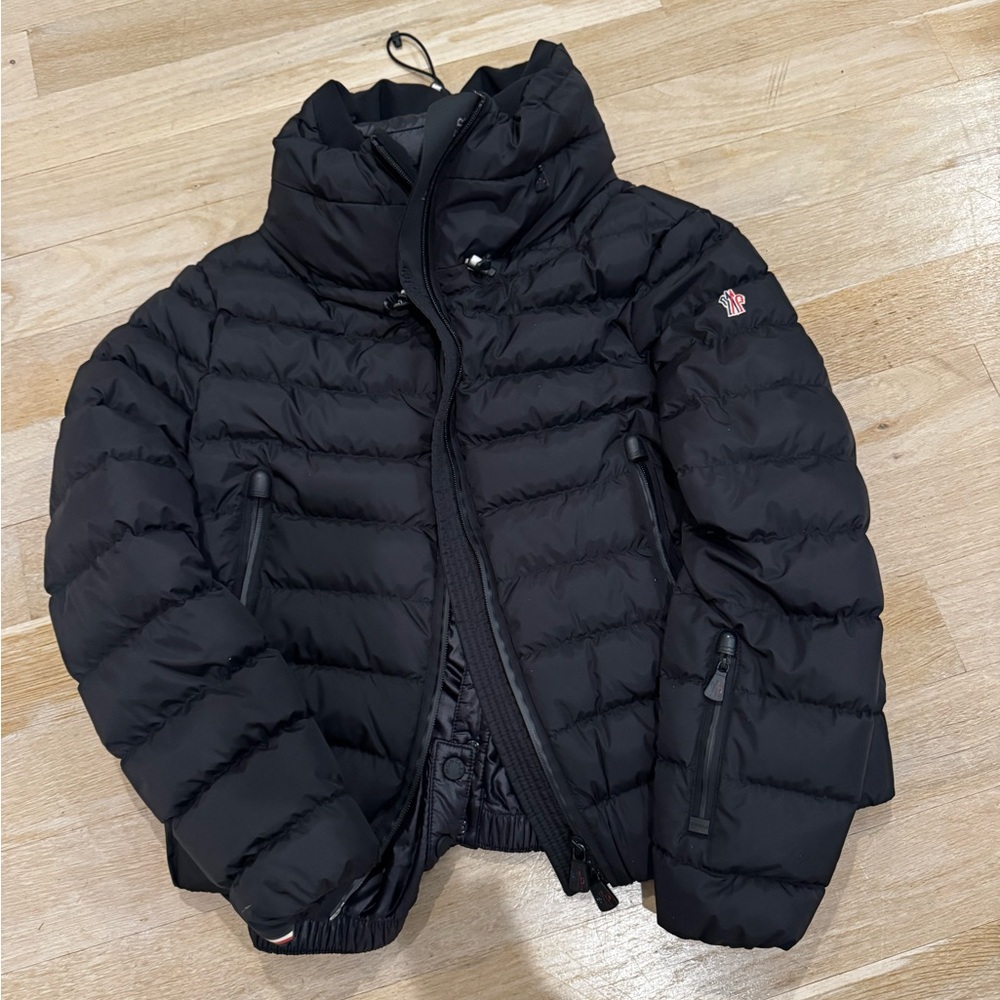 Moncler Grenoble ski coat 
Size 2(us 6/8)
Like new- worn several times